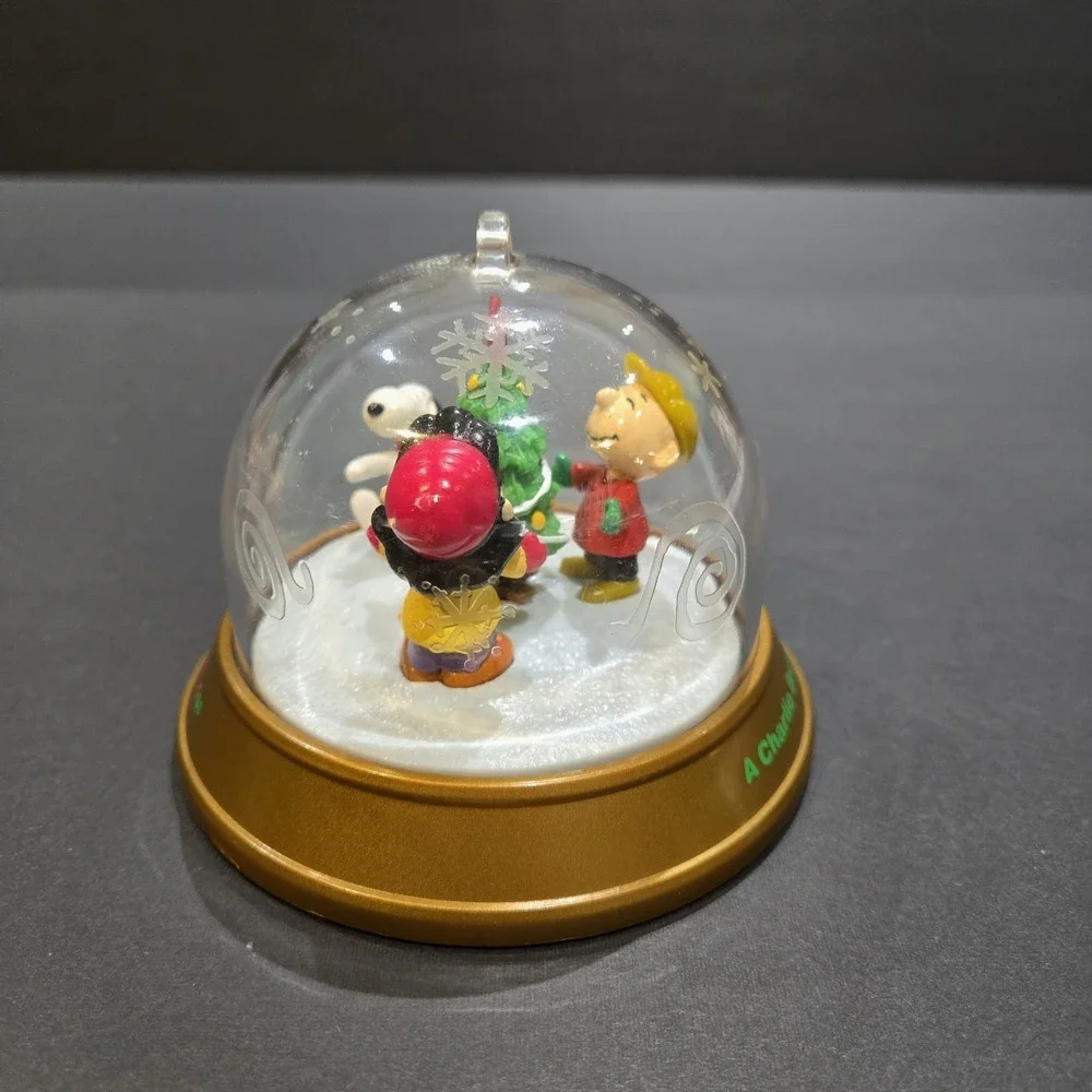 1999 Blockbuster Charlie Brown Snoopy Spinning Ornament Collectible